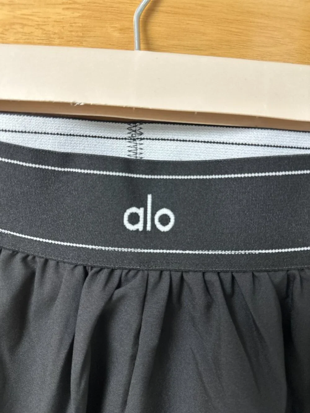Chic and comfortable ALO Yoga shorts M - Picture 4 of 4